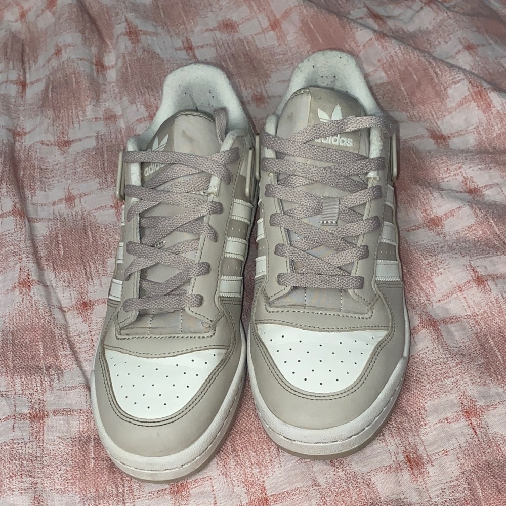 adidas forum low Beige and White Sneakers